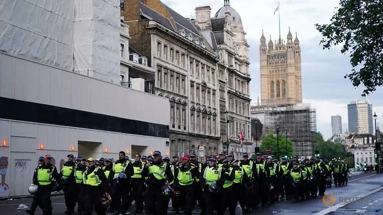 UK anti-racism protesters clash with mounted police