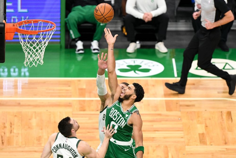 Tatum hits game-winner as Celtics edge Bucks to open NBA season