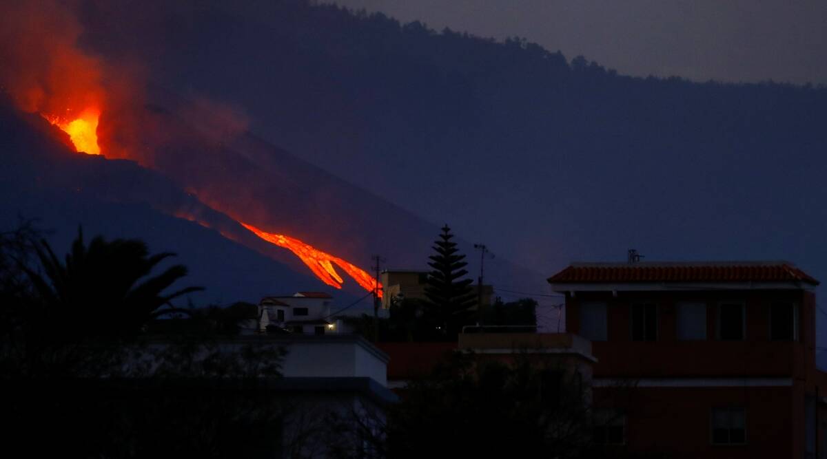 Spain: Lava blasts out of new vent on La Palma volcano