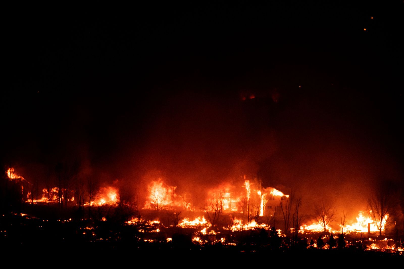 Hundreds of homes feared lost in Colorado wildfires