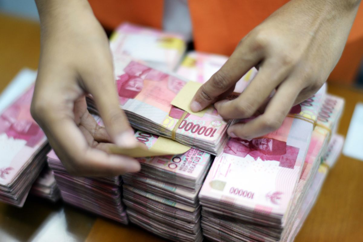 Indonesia export rules may aid rupiah, but market wary of FX conversion